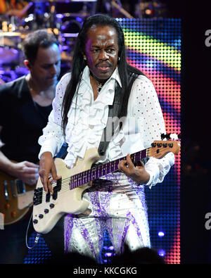 MIAMI BEACH, FL - GIUGNO 02 : Verdine White, Ralph Johnson e Philip Bailey of Earth Wind & Fire si esibiscono al Fillmore il 2 Giugno 2015 a Miami Beach, Florida People: Verdine White Foto Stock