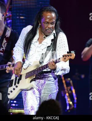 MIAMI BEACH, FL - GIUGNO 02 : Verdine White, Ralph Johnson e Philip Bailey of Earth Wind & Fire si esibiscono al Fillmore il 2 Giugno 2015 a Miami Beach, Florida People: Verdine White Foto Stock