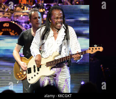 MIAMI BEACH, FL - GIUGNO 02 : Verdine White, Ralph Johnson e Philip Bailey of Earth Wind & Fire si esibiscono al Fillmore il 2 Giugno 2015 a Miami Beach, Florida People: Verdine White Foto Stock