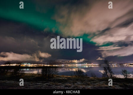 Aurora Boreale o luci del nord oltre il paesaggio invernale di Tromso, Troms, Norvegia, Europa Foto Stock