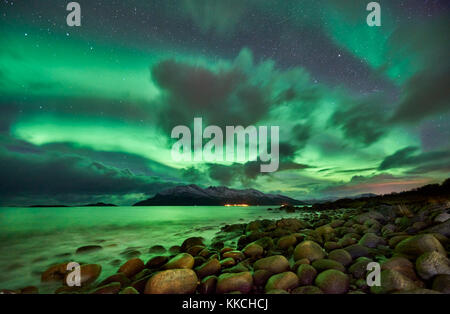Aurora Boreale o luci del nord oltre il paesaggio invernale nel fiordo di Kaldfjord, Tromvik, Tromso, Troms, Norvegia, Europa Foto Stock