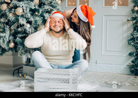 Coppia romantica lo scambio di regali di Natale a casa Foto Stock