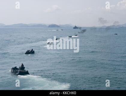 I marines assegnati al 4th Marine Regiment guidano i loro veicoli d'assalto anfibi dalla nave da sbarco anfibia USS Germantown LSD 42 durante una prova per un atterraggio congiunto sulla spiaggia della Marina americana e della Royal Thai, nell'Oceano Pacifico. Immagine gentilmente concessa dal tenente Jason M. Tross/US Navy. 2012. Foto Stock