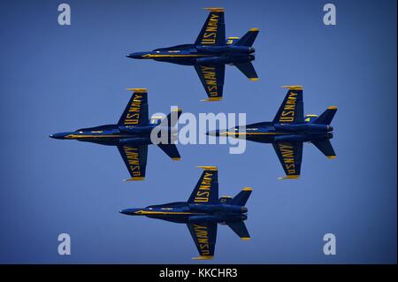 Lo squadrone dimostrativo di combattimento della US Navy, i Blue Angels, dimostrano abilità di volo coreografiche durante l'annuale Joint Service Open House, Joint base Andrews, Maryland. Immagine gentilmente concessa da Mass Communication Specialist 2nd Class Todd Frantom/US Navy. 2012. Foto Stock