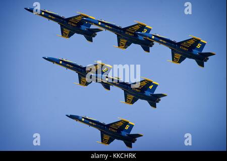 Lo squadrone dimostrativo di combattimento della US Navy, i Blue Angels, dimostrano abilità di volo coreografiche durante l'annuale Joint Service Open House, Joint base Andrews, Maryland. Immagine gentilmente concessa da Mass Communication Specialist 2nd Class Todd Frantom/US Navy. 2012. Foto Stock