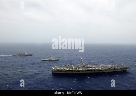 La portaerei classe Nimitz USS George Washington CVN 73 è accanto alla fregata missilistica guidata classe Anzac Royal Australian HMAS Ballarat FFH 155, centro, e all'incrociatore missilistico guidato classe Ticonderoga USS Cowpens CG 63, Oceano Pacifico, 2012. Immagine gentilmente concessa da Mass Communication Specialist 1st Class Jennifer A. Villalovos/US Navy. Foto Stock