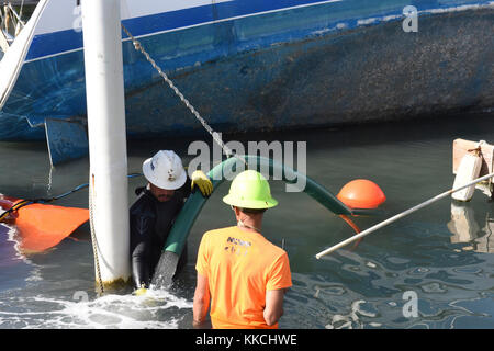 I subacquei commerciali contratti dalla Coast Guard dewater una nave dotata di messa a terra in Ponce, Puerto Rico, nov. 27, 2017. Il proprietario della nave ha contattato la Guardia Costiera per accettare assistenza nella rimozione della nave. La Maria FSE-10 PR comando unificato, consistente del dipartimento delle risorse naturali e ambientali, U.S. Coast Guard, in congiunzione con il Porto Rico della qualità ambientale Scheda di controllo, Agenzia di protezione ambientale e di Stati Uniti e Fish & Wildlife Service, risponde alle navi trovato essere danneggiato, spostato, sommerse o affondata. Parte del FSE-10 missione è proteggere Foto Stock