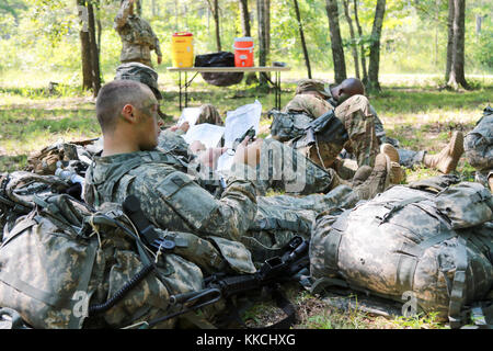 Volontari del centro di formazione, Catoosa, Ga., 23 agosto 2017 - Georgia Esercito Nazionale Guardsman Sgt. Timothy Loggins, un ingegnere di combattimento con 848 Engineer Company, opera attraverso una navigazione terrestre di classe al Georgia la Guardia Nazionale NCO Corso di induzione. Il corso è destinato a rafforzare e treno junior sottufficiali dell importanza di piccole unità di operazioni militari in un ambiente tattico. (U.S. Esercito nazionale Guard photo by Staff Sgt. R.J. Lannom/rilasciato Foto Stock