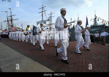 I marinai e le guardie costiere marciano in una parata al Town Point Park come parte di OpSail 2012, Norfolk, 2012. Immagine gentilmente concessa da Mass Communication Specialist 2nd Class Deven B. King/US Navy. Foto Stock