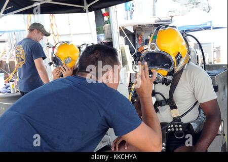 Navy Diver 2 ° Classe Matthew Kelly, assegnato a Mobile Diving e Salvage unità MDSU 2, Società 2-1, chiede a un subacqueo Bahamian se è OK durante un KM 37 immersione di familiarizzazione casco, 11 giugno 2012, Kingston, Giamaica, 11 giugno 2012. Immagine gentilmente concessa da Mass Communication Specialist seconda Classe Kathleen A. Gorby/US Navy. Foto Stock