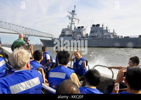 I cadetti della Marina di Gaithersburg, Maryland, godono di una vista in prima fila del cacciatorpediniere missilistico guidato USS Donald Cook DDG 75 mentre si avvicina al Francis Scott Key Bridge durante il suo arrivo al porto di Baltimora per partecipare alla Baltimore Navy Week 2012, Baltimora, Maryland, 2012. Immagine gentilmente concessa dallo specialista di comunicazione di massa di 1a classe Jeremy K. Johnson/US Navy. Foto Stock