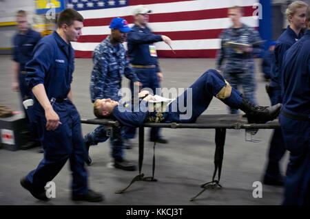 I marinai utilizzano una barella per il trasporto di un guardiamarina dagli stati uniti, Oceano Atlantico. Immagine cortesia la comunicazione di massa specialist 1a classe tommy lamkin/us navy, 2012. Foto Stock