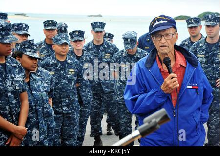 Wayne Heyart, un ex ufficiale arruolato Radioman di prima classe e veterano della seconda guerra mondiale, parla delle sue esperienze in Marina all'equipaggio del cacciatorpediniere missilistico guidato classe Arleigh Burke USS McCampbell DDG 85 durante un tour della nave, Okinawa, Giappone. Per gentile concessione di Mass Communication Specialist Seaman Declan Barnes/US Navy, 2012. Foto Stock