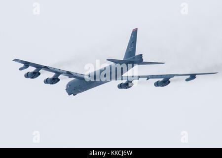 A B-52H Stratofortress assegnato a Air Force Global Strike Command (AFGSC) vola sopra Minot Air Force Base, N.D., nov. 4, 2017, durante l'esercizio Global Thunder 18. Esercizio Global Thunder è un annuale di comando e controllo e la formazione sul campo esercizio progettate per la formazione del Dipartimento della difesa e le forze di valutare comune di prontezza operativa di tutti USSTRATCOM di aree di missione, con un focus specifico sul nucleare la prontezza. (U.S. Air Force foto di Senior Airman J.T. Armstrong) Foto Stock