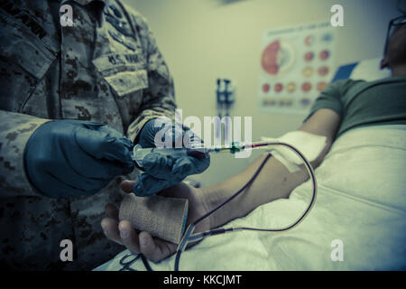 Stati Uniti Navy Corpsman ospedale di terza classe William D. Hohman, Shock Trauma plotone, Logistica elemento di combattimento per scopi speciali Air-Ground Marine Task Force - Risposta in caso di crisi - Comando Centrale, aspira il sangue per il test durante una camminata banca del sangue mentre in Medio Oriente nov. 14, 2017. Quando il sangue è necessario rapidamente in grandi quantità o tipi rari sono necessari, un camminare la banca del sangue è attivato e i volontari sono raccolte rapidamente. I volontari sono elaborati, il loro sangue è prelevato e rapidamente adottate per la sala operatoria e trasferita nel paziente. Foto Stock