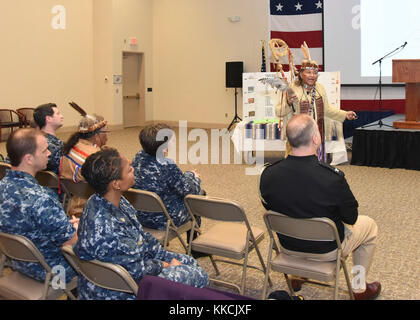 Suffolk, Virginia (14 novembre 2017) il capo Walter D. Brown III, il capo eletto della tribù indiana Cherohenaka (Nottoway), South Hampton County, Virginia, parla al pubblico durante un evento multiculturale per celebrare il mese del patrimonio nazionale degli indiani e nativi dell'Alaska. Più di 300 marinai e dipendenti civili del Dipartimento della Marina assegnati alle forze di informazione Navale; Naval Network Warfare Command (NAVNETWARCOM); Fleet Cyber Command/U.S. 10th Fleet, Suffolk; Navy Cyber Defense Operations Command (NCDOC) e DoD Joint staff Foto Stock