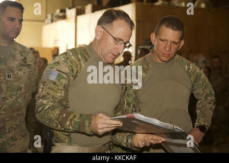 Il generale dell'esercito degli Stati Uniti Robert Abrams, comandante generale del comando delle forze dell'esercito degli Stati Uniti, e il comando Sgt. Il maggiore Michael Grinston ha condotto un'indagine sul lavoro dei soldati dispiegati a sostegno della Joint Task Force – operazione Indeal Resolve e assegnato al 458th Engineer Battaglione a Camp Taji, Iraq, 16 novembre 2017. Camp Taji è una delle quattro sedi CJTF-OIR dedicate alla formazione delle forze partner e al miglioramento della loro efficacia sul campo di battaglia. CJTF-OIR è la Coalizione globale per sconfiggere l’Isis in Iraq e Siria. (STATI UNITI Esercito foto di CPL. Rachel Diehm) Foto Stock