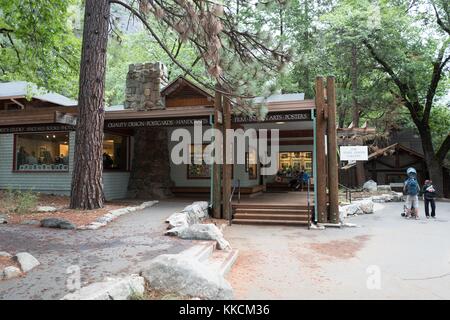 Giovane famiglia con un passeggino in piedi di fronte alla galleria Ansel Adams nel villaggio di Yosemite presso il parco nazionale di Yosemite, Yosemite Valley, California, 2016. Foto Stock