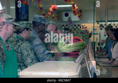 Stati Uniti Navy Adm. Kurt W. Tidd, comandante della U.S. Comando Sud e leadership da Joint Task Force-Bravo Esercito e attività di supporto consentono di servire un pasto di ringraziamento ai membri del servizio di Soto Cano dining facility, durante una memorabile visita a Soto Cano Air Base, Honduras, su nov. 22, 2017, prima delle vacanze di ringraziamento. (U.S. Esercito foto di Martin Chahin) Foto Stock