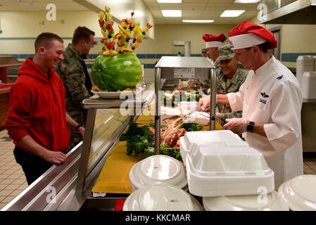 Col. Christopher Sage, 4° Fighter Wing Commander, serve alla Turchia di Airman Luca Heinl, F-15E Strike Eagle studente capo equipaggio, alla quarta forza squadrone di supporto impianto pranzo nov. 23, 2017, presso Seymour Johnson Air Force Base in North Carolina. I leader di base hanno contribuito a servire più di 150 pasti a impianto di pranzo gli ospiti il Giorno del Ringraziamento. (U.S. Air Force foto di Airman 1. Classe Kenneth Boyton) Foto Stock