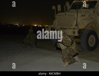 Senior Airman Maria Joyce (a destra), 455th Expeditionary forze di sicurezza squadrone settore Echo controllore di comando e Airman 1. Classe Henry Soto, 455th FSE patrolman, fornire una linea di volo sicurezza protetta nov. 23, 2017 a Bagram Airfield, Afghanistan. Le forze di sicurezza dichiarazione di missione è di proteggere, difendere e lottare per consentire a US Air Force, giunto e missioni di coalizione. (U.S. Air Force foto/Staff Sgt. La divina Cox) Foto Stock