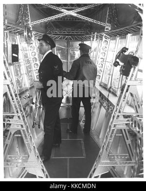 Fotografia di membri di equipaggio in emergenza la stazione di controllo di un dirigibile. Immagine cortesia archivi nazionali. 1933. Foto Stock