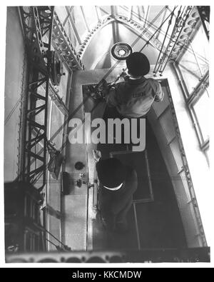 Fotografia guardando verso il basso in caso di emergenza la stazione di controllo di un dirigibile. Immagine cortesia archivi nazionali. 1933. Foto Stock