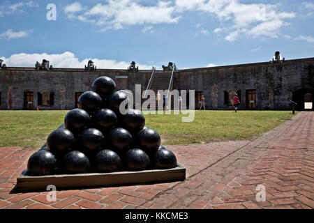 Nc00948-00...North Carolina - visualizzazione delle sfere di canon a cinque facciate in mattoni, fort macon in fort macon State Park si trova su un isola barriera nei pressi di atl Foto Stock