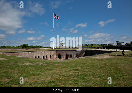 Nc00953-00...North Carolina - piazzole per cannoni sulla parte superiore delle ante che circonda la parata a terra a fort macon situato sulla barriera isole vicine Foto Stock