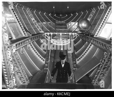 Fotografia del capitano in piedi nella vettura di controllo posteriore di un dirigibile. Per gentile concessione di National Archives. 1933. Foto Stock