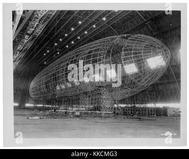 Fotografia del naso della uss akron essendo attaccato. Immagine cortesia archivi nazionali. 1933. Foto Stock