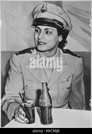 Willa Beatrice Brown, afroamericana di 31 anni, ha servito il suo paese addestrando piloti per le US Army Air Forces durante la seconda guerra mondiale. È stata la prima donna afroamericana a ricevere una commissione come tenente nella Civil Air Patrol degli Stati Uniti. Per gentile concessione di National Archives. 1941. Foto Stock