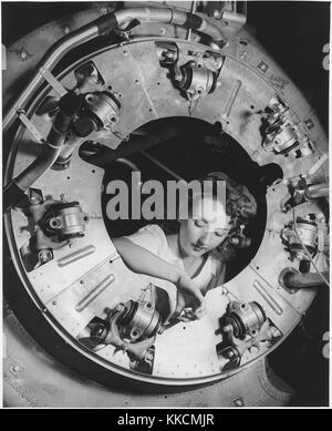 Parte del cofano per uno dei motori di un B-25 bombardiere è assemblata nel motore dipartimento del Nord Americano è Inglewood, California pianta da una femmina di lavoratore in fabbrica durante la seconda guerra mondiale 2. Immagine cortesia archivi nazionali. 1942. Foto Stock