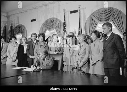 Fotografia di Jimmy Carter che firma l'estensione della ratifica dell'emendamento sull'uguaglianza dei diritti (ERA). Per gentile concessione di National Archives. 1978. Foto Stock