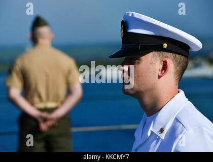 Oceano Pacifico (nov. 25, 2017) DEGLI STATI UNITI Marina aviazione capo meccanico strutturale David Meador, da Lawrenceville, Georgia mans le rotaie a bordo della portaerei USS Nimitz CVN (68), in quanto la nave si prepara a moor a base comune Harbor-Hickam perla. La Nimitz Carrier Strike gruppo è su un regolarmente la distribuzione programmata per il Pacifico occidentale. Gli Stati Uniti Marina ha pattugliato il Indo-Asia-regione del Pacifico di routine per più di 70 anni di promozione della pace e della sicurezza. (U.S. Foto di Marina di Massa lo specialista di comunicazione di terza classe Ian Kinkead) Foto Stock