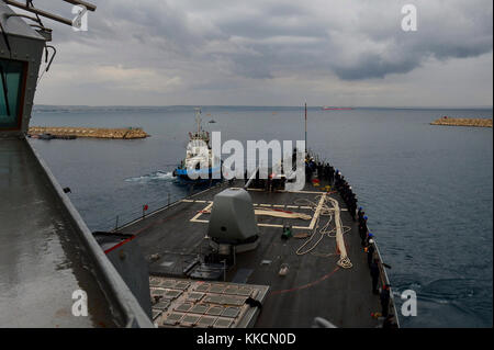 LARNACA, Cipro (novembre 25, 2017) i marinai sono l'uomo della ferrovia, come il cacciatorpediniere missilistico guidato di classe Arleigh Burke USS Porter (DDG 78) parte da Larnaca, Cipro, a seguito di una visita portuale programmata il 25 novembre 2017. Porter, schierato in avanti a Rota, in Spagna, è sulla sua quarta pattuglia nella sesta area di attività della flotta degli Stati Uniti a sostegno di alleati e partner regionali, e gli interessi nazionali di sicurezza degli Stati Uniti in Europa. (STATI UNITI Navy Photo by Mass Communication Specialist 3° Classe Krystina Coffey/ rilasciato) Foto Stock