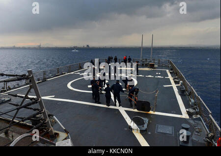 LARNACA, Cipro (novembre 25, 2017) i marinai hanno stowed line mentre il cacciatorpediniere missilistico guidato di classe Arleigh Burke USS Porter (DDG 78) parte da Larnaca, Cipro, a seguito di una visita portuale programmata il 25 novembre 2017. Porter, schierato in avanti a Rota, in Spagna, è sulla sua quarta pattuglia nella sesta area di attività della flotta degli Stati Uniti a sostegno di alleati e partner regionali, e gli interessi nazionali di sicurezza degli Stati Uniti in Europa. (STATI UNITI Navy Photo by Mass Communication Specialist 3° Classe Krystina Coffey/ rilasciato) Foto Stock