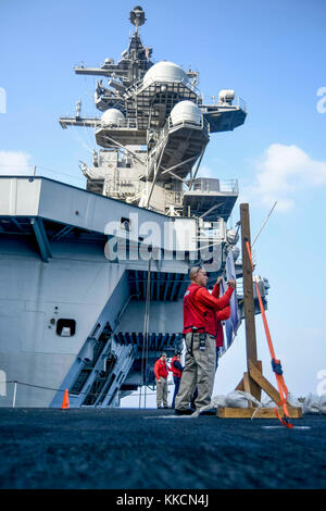 OCEANO INDIANO (dal 26, 2017) Mate Nick Ayala del capo Gunner classifica obiettivi di gamma in seguito a un corso di qualificazione delle armi su un ascensore aereo della portaerei USS Theodore Roosevelt (CVN 71). Theodore Roosevelt è impiegato a sostegno delle operazioni di sicurezza marittima e degli sforzi di cooperazione per la sicurezza del teatro. (STATI UNITI Navy photo di Mass Communication Specialist 3° Classe Robyn B. Melvin) Foto Stock