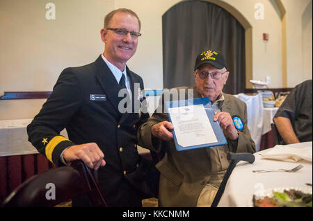 SAN DIEGO (dal 27, 2017) in celebrazione del suo centesimo compleanno, posteriore ADM. Yancy Lindsey, Comandante, Regione della Marina Southwest, a sinistra, presenta una lettera dal Segretario della Marina Richard V. Spencer, a pensionato Chief Warrant Officer 2 Arthur Roemmich durante una celebrazione di compleanno tenuta presso l'Ammiral Baker Clubhouse. Roemmich ha servito nella marina per 22 anni ed era una parte di parecchie campagne di impactful, quale la battaglia a Midway, durante il suo tempo di servizio. (STATI UNITI Navy Photo by Mass Communication Specialist 3° Classe Abby Rader/Released) Foto Stock