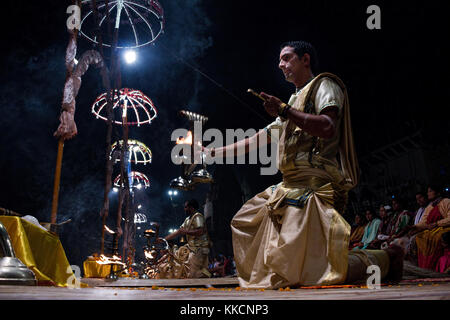 Un giovane sacerdote Indù durante la ganga aarti, dashashwamedh ghat dal fiume Gange Foto Stock