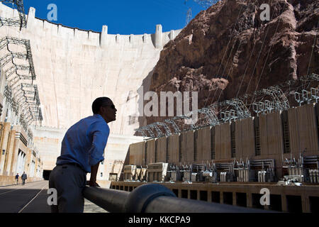 Il presidente Barack Obama viste la Diga di Hoover durante una sosta a 1.900 piedi struttura lunga che attraversa il fiume Colorado in Arizona-nevada border, oct. 2, 2012. (Official white house photo by pete souza) Questo ufficiale della casa bianca fotografia viene reso disponibile solo per la pubblicazione da parte di organizzazioni di notizie e/o per uso personale la stampa dal soggetto(s) della fotografia. la fotografia non possono essere manipolati in alcun modo e non può essere utilizzata in ambienti commerciali o materiali politici, pubblicità, e-mail, prodotti promozioni che in qualsiasi modo suggerisce di approvazione o approvazione del presiden Foto Stock