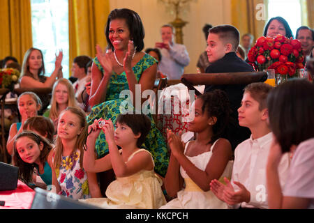 La first lady Michelle Obama e gli ospiti possono guardare il tempo grande rush eseguire durante la Kids' membro cena nella sala est della casa bianca, aug. 20, 2012. (Gazzetta white house foto di sonya n. hebert) Questo ufficiale della casa bianca fotografia viene reso disponibile solo per la pubblicazione da parte di organizzazioni di notizie e/o per uso personale la stampa dal soggetto(s) della fotografia. la fotografia non possono essere manipolati in alcun modo e non può essere utilizzata in ambienti commerciali o materiali politici, pubblicità, e-mail, prodotti promozioni che in qualsiasi modo suggerisce di approvazione o approvazione del presidente, il primo f Foto Stock