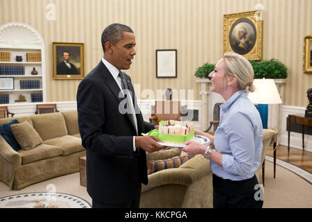 Il presidente Barack Obama presenta una torta di compleanno a personali aide anita decker all ufficio Ovale, luglio 19, 2012. (Official white house photo by pete souza) Questo ufficiale della casa bianca fotografia viene reso disponibile solo per la pubblicazione da parte di organizzazioni di notizie e/o per uso personale la stampa dal soggetto(s) della fotografia. la fotografia non possono essere manipolati in alcun modo e non può essere utilizzata in ambienti commerciali o materiali politici, pubblicità, e-mail, prodotti promozioni che in qualsiasi modo suggerisce di approvazione o approvazione del presidente, la prima famiglia, o la casa bianca. Foto Stock