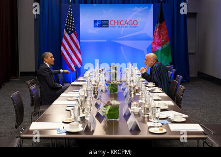 Il presidente Barack Obama i colloqui con il presidente Hamid Karzai in Afghanistan durante il vertice della Nato a Chicago, ill., 20 maggio 2012. (Official white house photo by pete souza) Questo ufficiale della casa bianca fotografia viene reso disponibile solo per la pubblicazione da parte di organizzazioni di notizie e/o per uso personale la stampa dal soggetto(s) della fotografia. la fotografia non possono essere manipolati in alcun modo e non può essere utilizzata in ambienti commerciali o materiali politici, pubblicità, e-mail, prodotti promozioni che in qualsiasi modo suggerisce di approvazione o approvazione del presidente, la prima famiglia, o la casa bianca Foto Stock