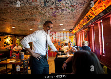 Il presidente Barack Obama saluta patroni al sink ristorante & bar a boulder, colo., 24 aprile 2012. (Official white house photo by pete souza) Questo ufficiale della casa bianca fotografia viene reso disponibile solo per la pubblicazione da parte di organizzazioni di notizie e/o per uso personale la stampa dal soggetto(s) della fotografia. la fotografia non possono essere manipolati in alcun modo e non può essere utilizzata in ambienti commerciali o materiali politici, pubblicità, e-mail, prodotti promozioni che in qualsiasi modo suggerisce di approvazione o approvazione del presidente, la prima famiglia, o la casa bianca. Foto Stock