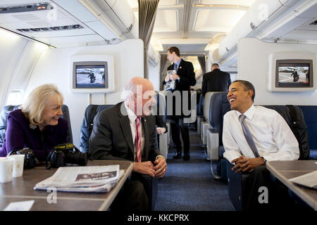 Il presidente Barack Obama parla con il sen. Patrick leahy, d-VT, e marcelle leahy a bordo di Air Force One en route a Burlington, VT., 30 marzo 2012. Foto Stock