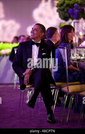 Il presidente Barack Obama ascolta come Primo Ministro David Cameron del Regno Unito offre un brindisi durante la cena di stato sul prato sud della casa bianca, 14 marzo 2012. samantha cameron è seduto alla destra. Foto Stock