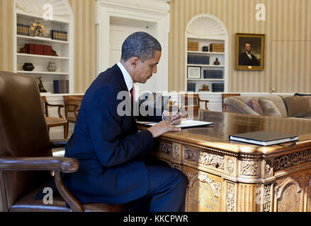 Il presidente Barack Obama firma un ordine esecutivo intitolata "Creazione del commercio tra le agenzie di esecuzione, Centro' nell'Ufficio Ovale, 28 febbraio, 2012. Foto Stock