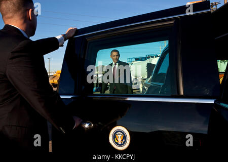 Il presidente Barack Obama passeggiate al per il giro della Papamobile dopo l'erogazione di commento all'intel ocotillo campus in Chandler, ariz., GEN. 25, 2012. Foto Stock