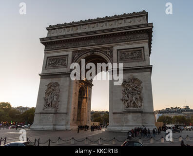 Arc de Triomphe de l étoile arco trionfale della stella al tramonto a fine ottobre Foto Stock